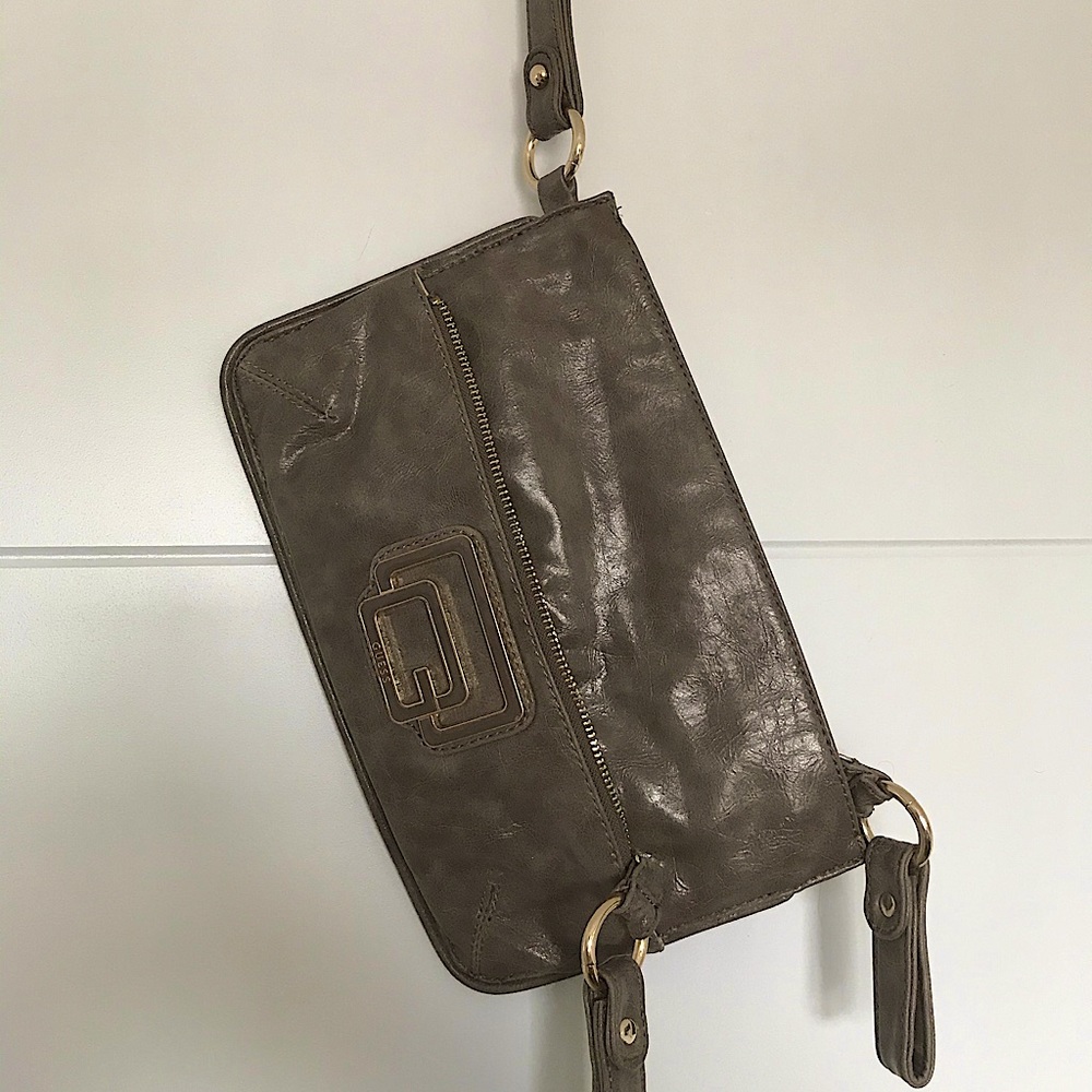Guess large clutch
